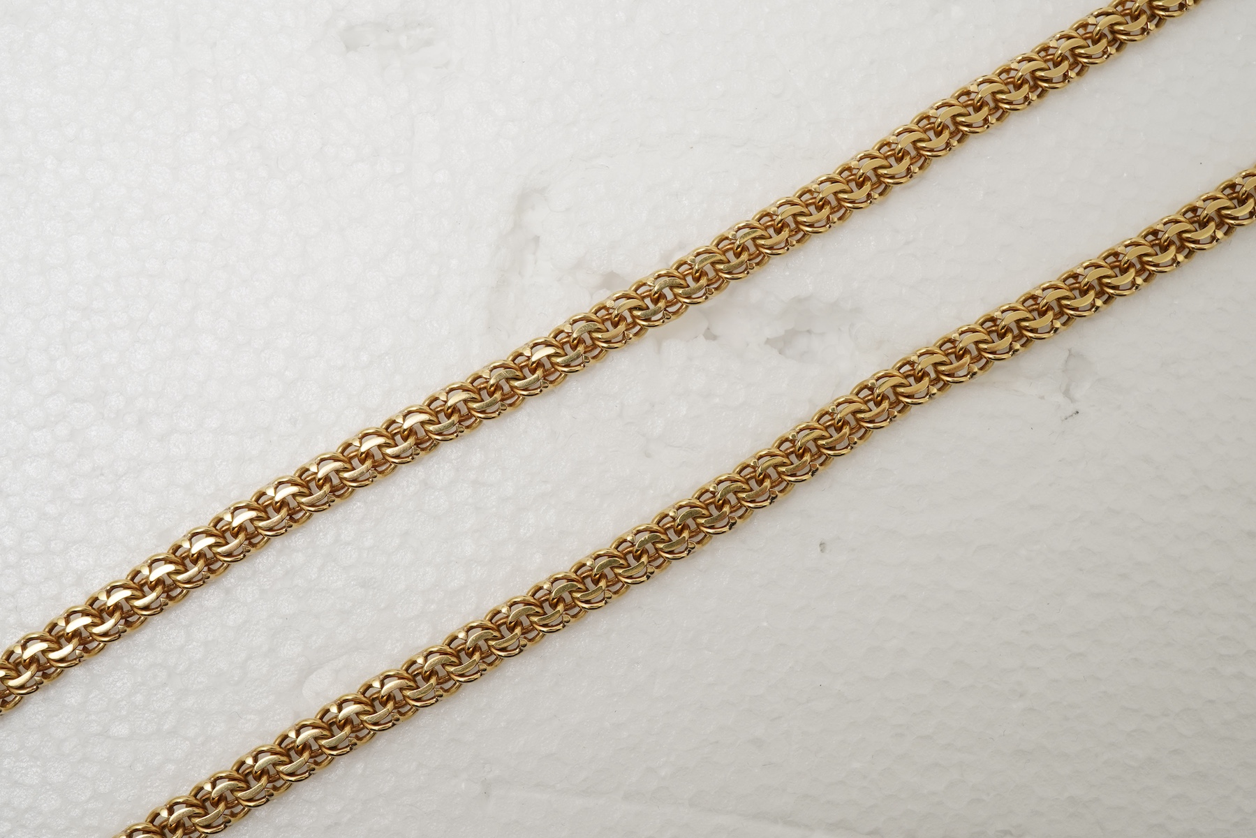 A gold chain necklace